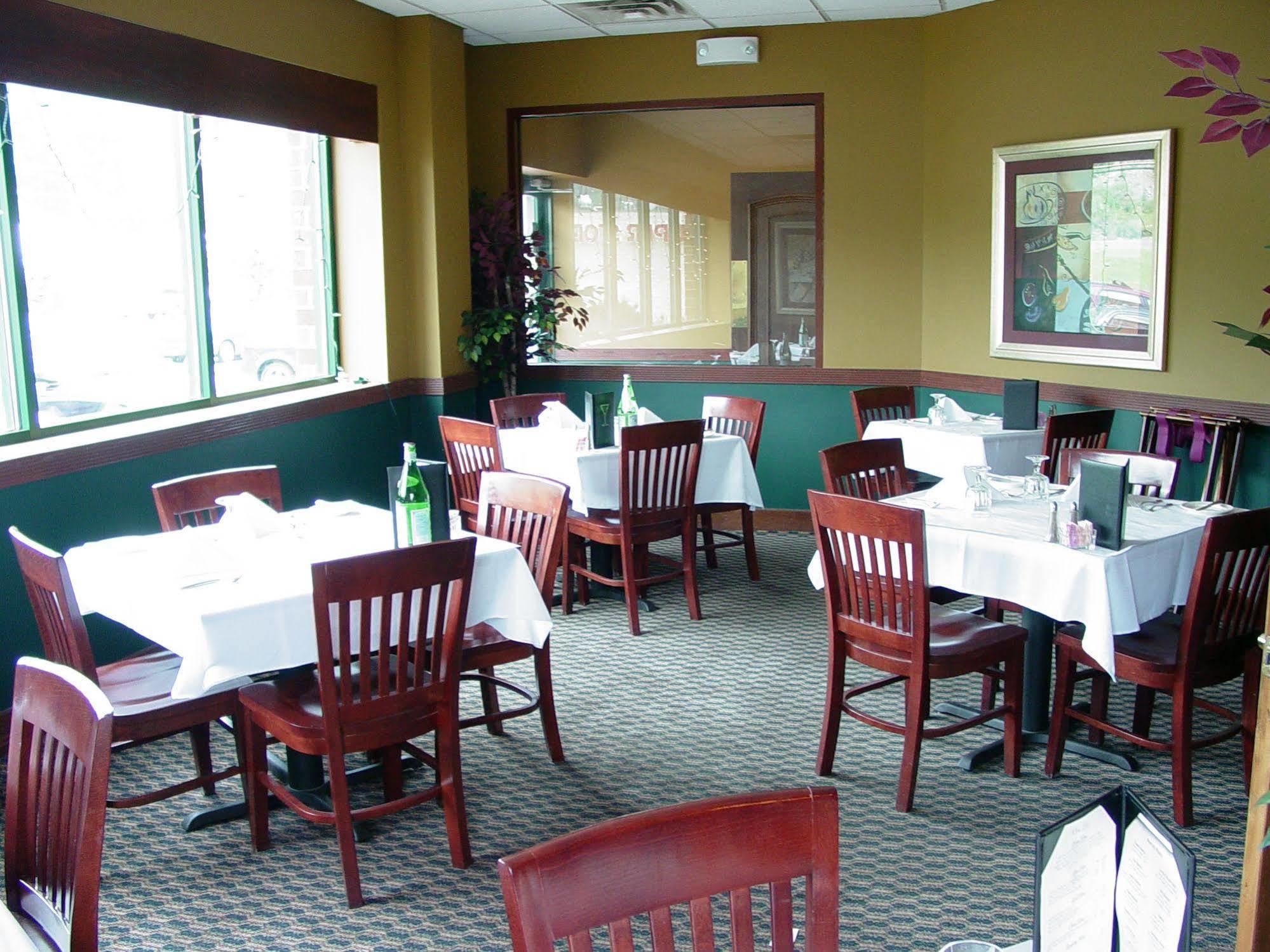 Maron Hotel & Suites Danbury Exterior foto